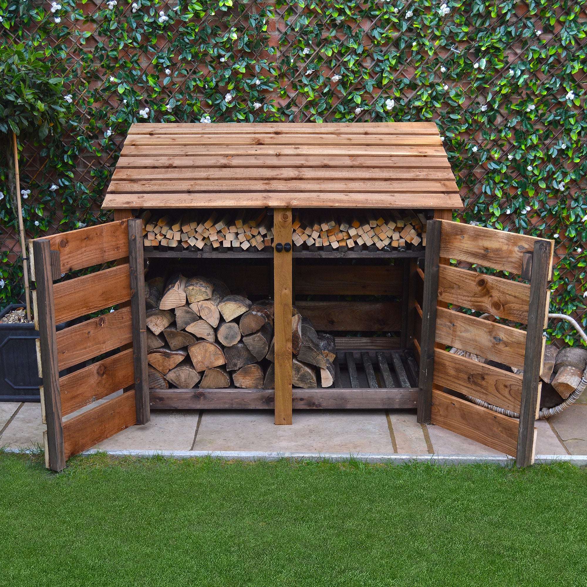 Exceptional Garden:Rutland Country Cottesmore Log Store with Door and Kindling Shelf - 4ft
