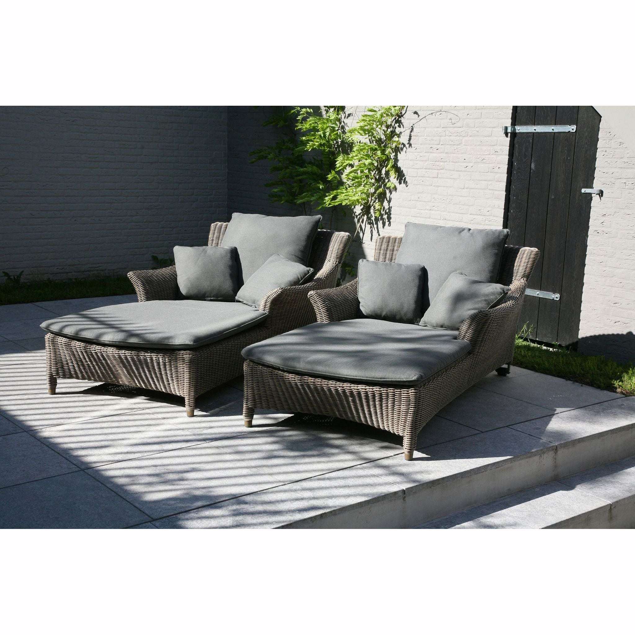 Exceptional Garden:4 Seasons Outdoor Valentine Single Sunbed with 4 Cushions