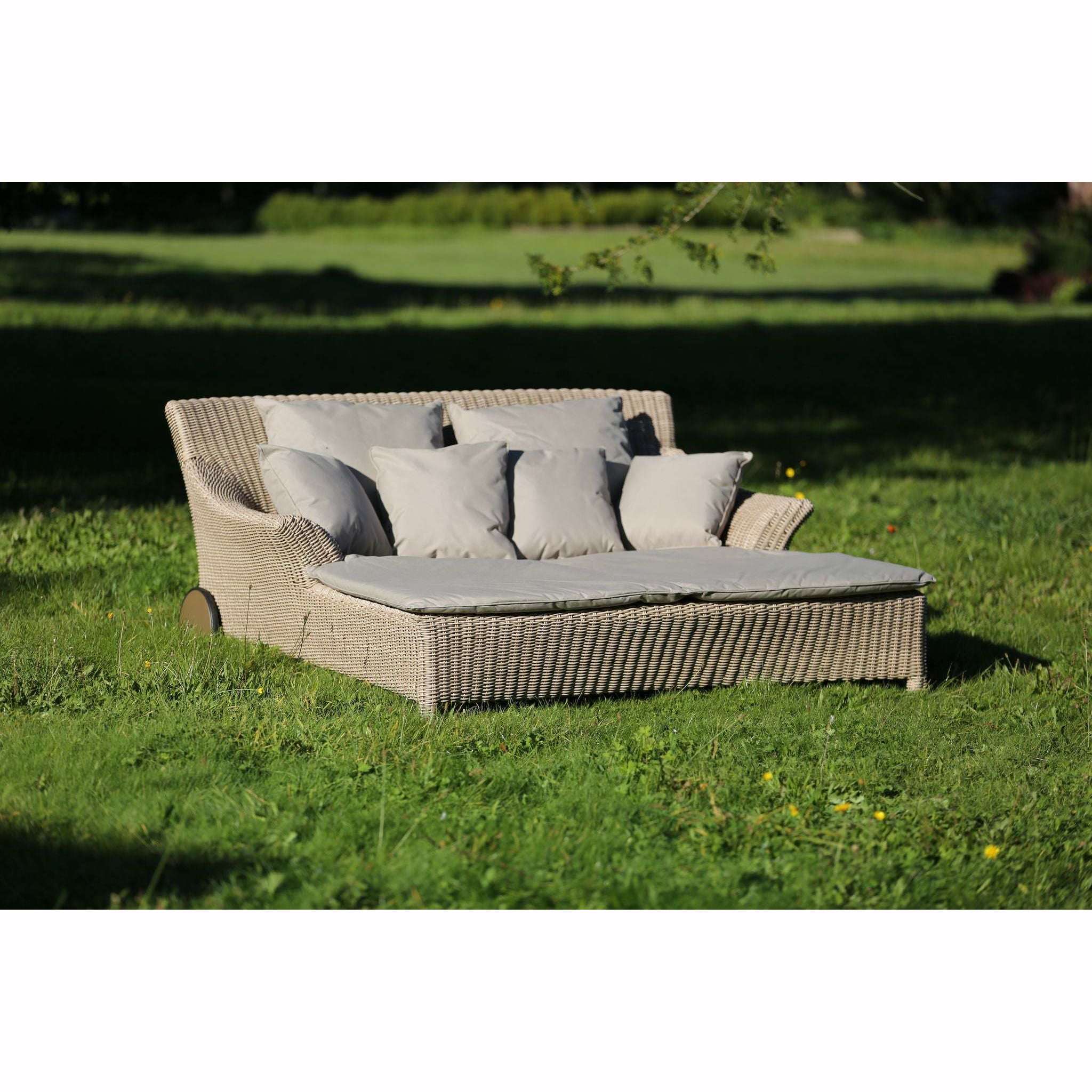 Exceptional Garden:4 Seasons Outdoor Valentine 2 Seater Sunbed with 7 Cushions