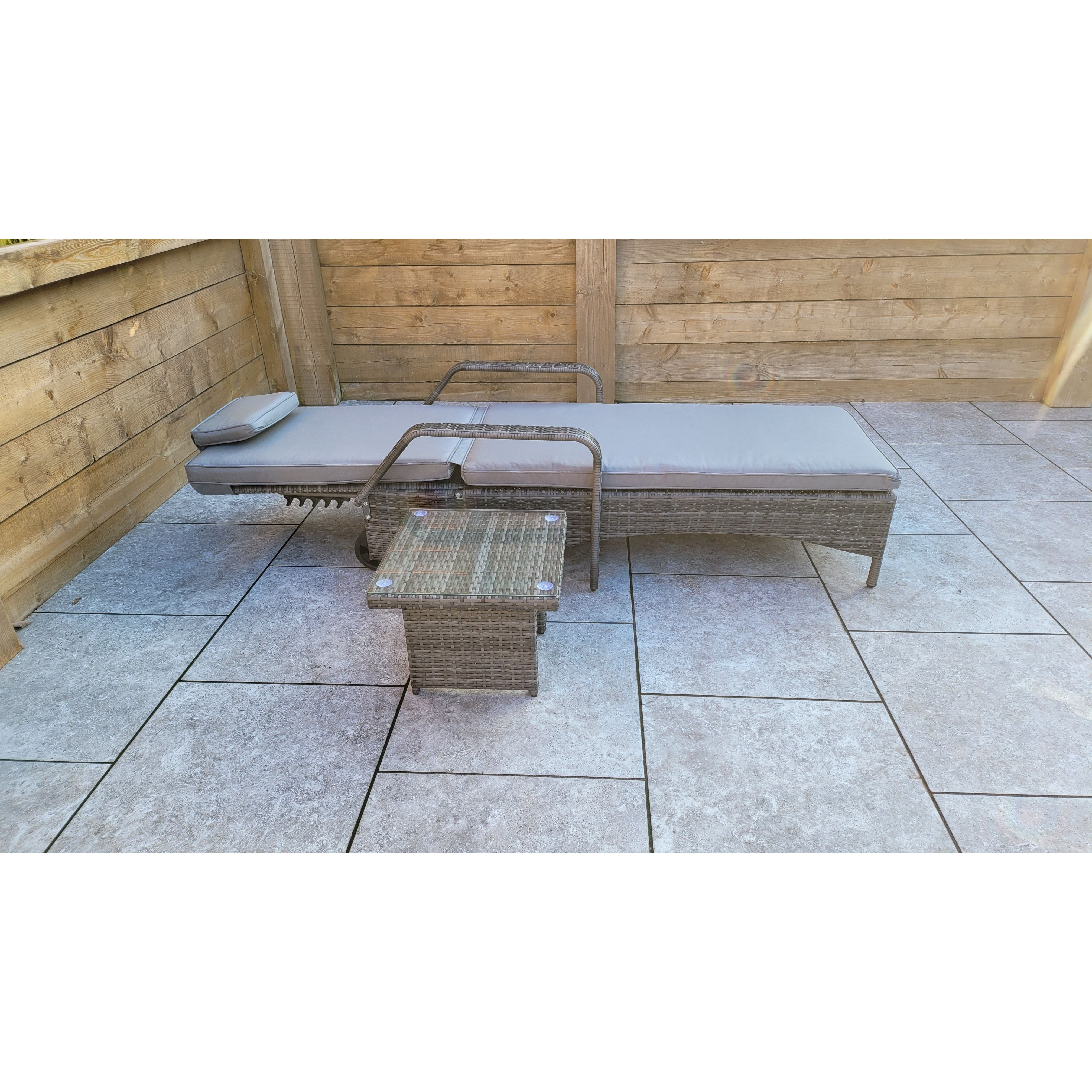Signature Weave Savannah Sunbed and Table