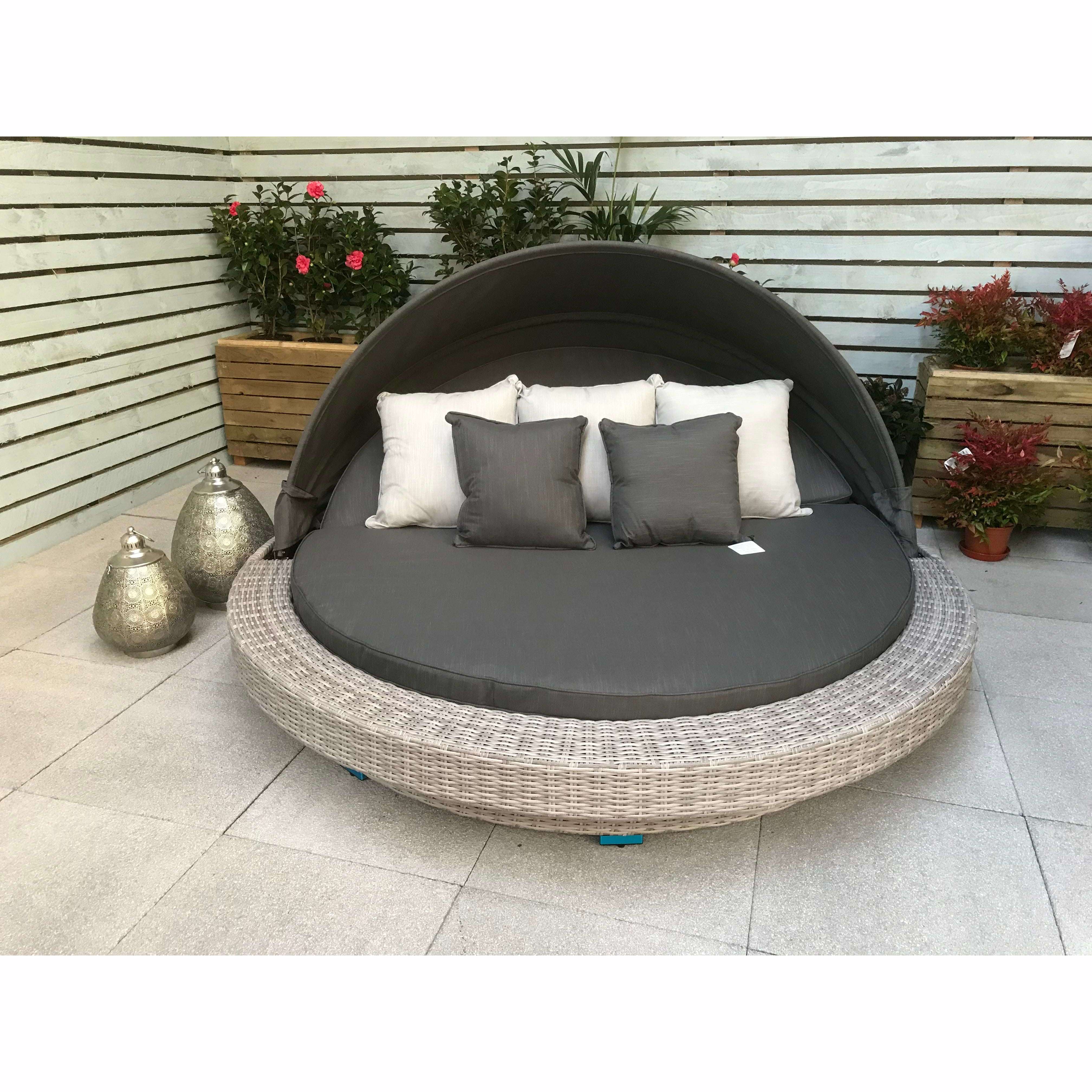 Exceptional Garden:Signature Weave Madison Daybed - Grey
