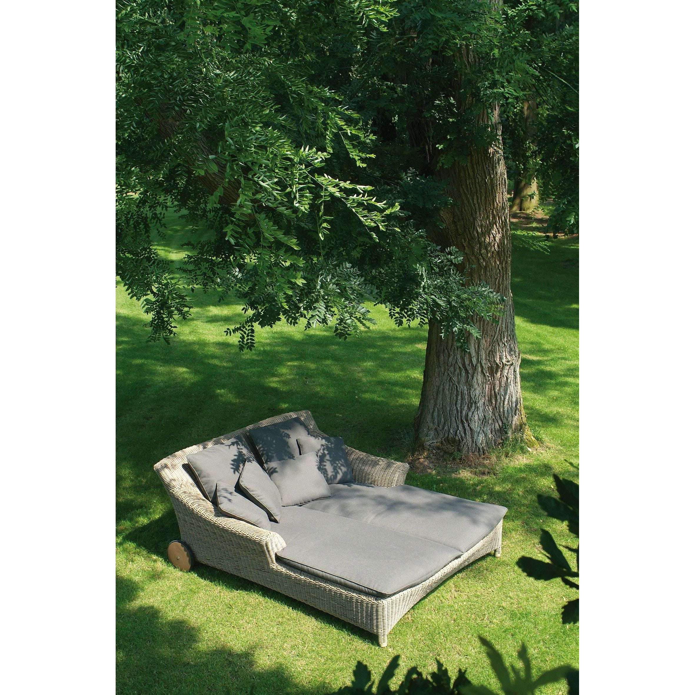 Exceptional Garden:4 Seasons Outdoor Valentine 2 Seater Sunbed with 7 Cushions