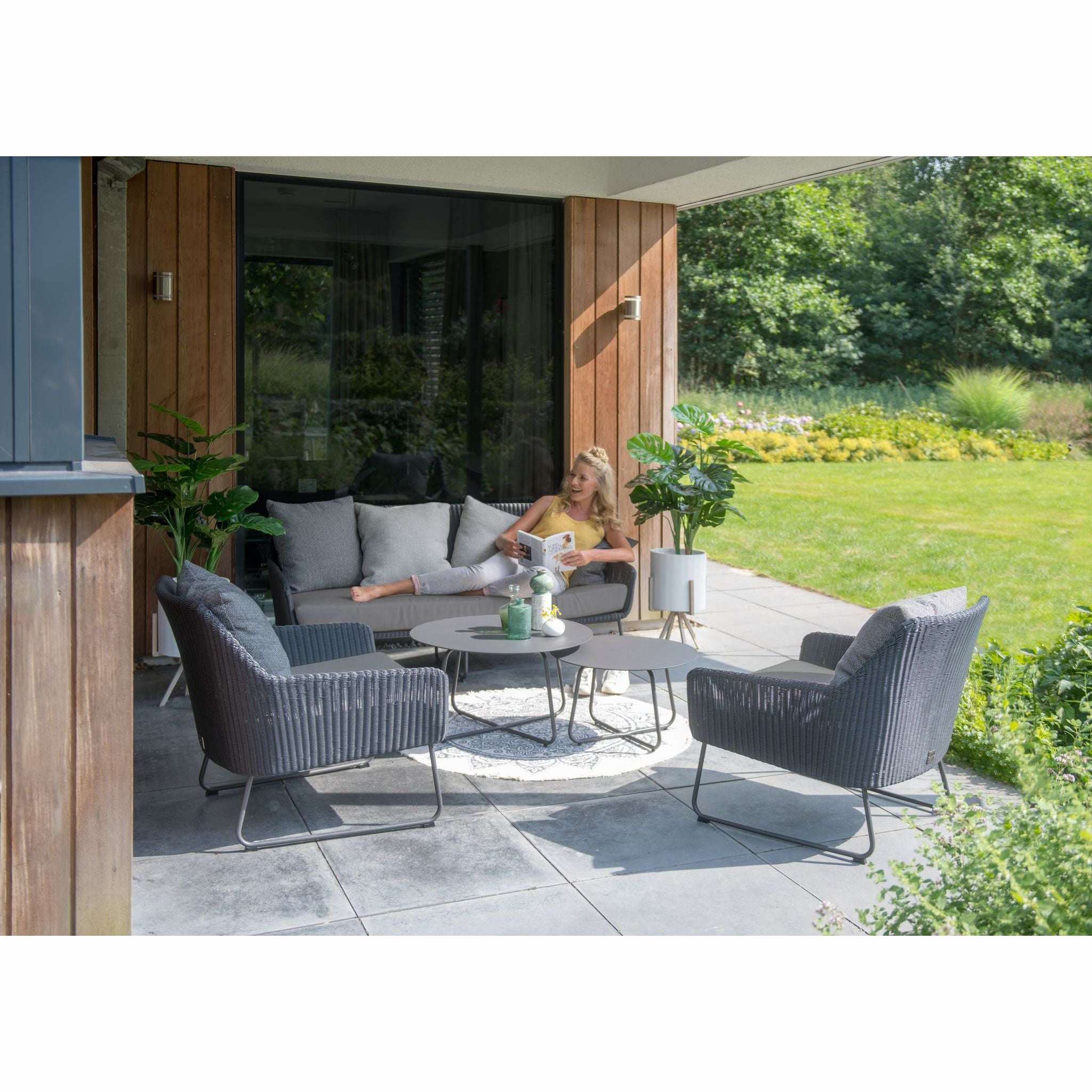 Exceptional Garden:4 Seasons Outdoor Avila Lounge Set with Dali Coffee Table